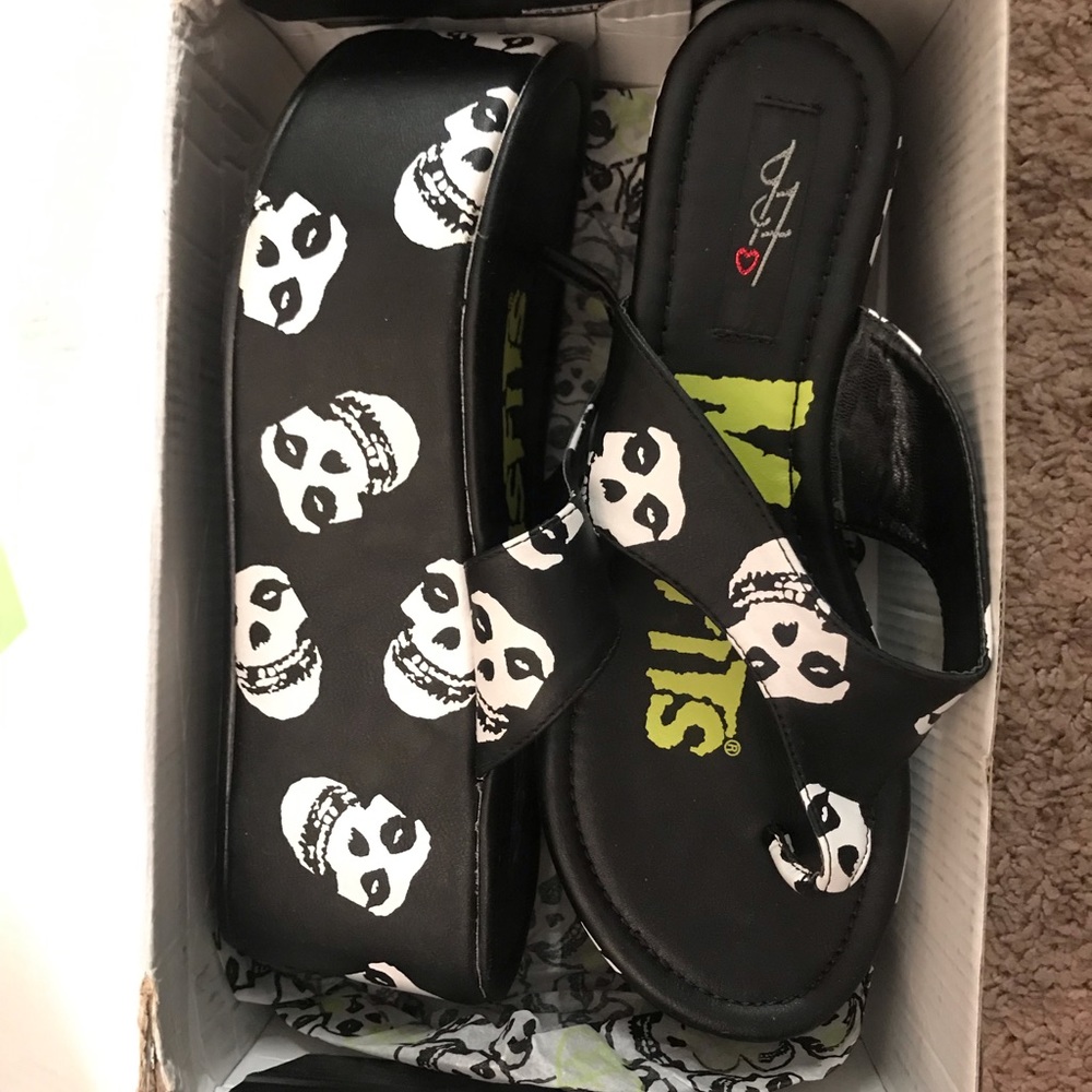 Misfit sandals